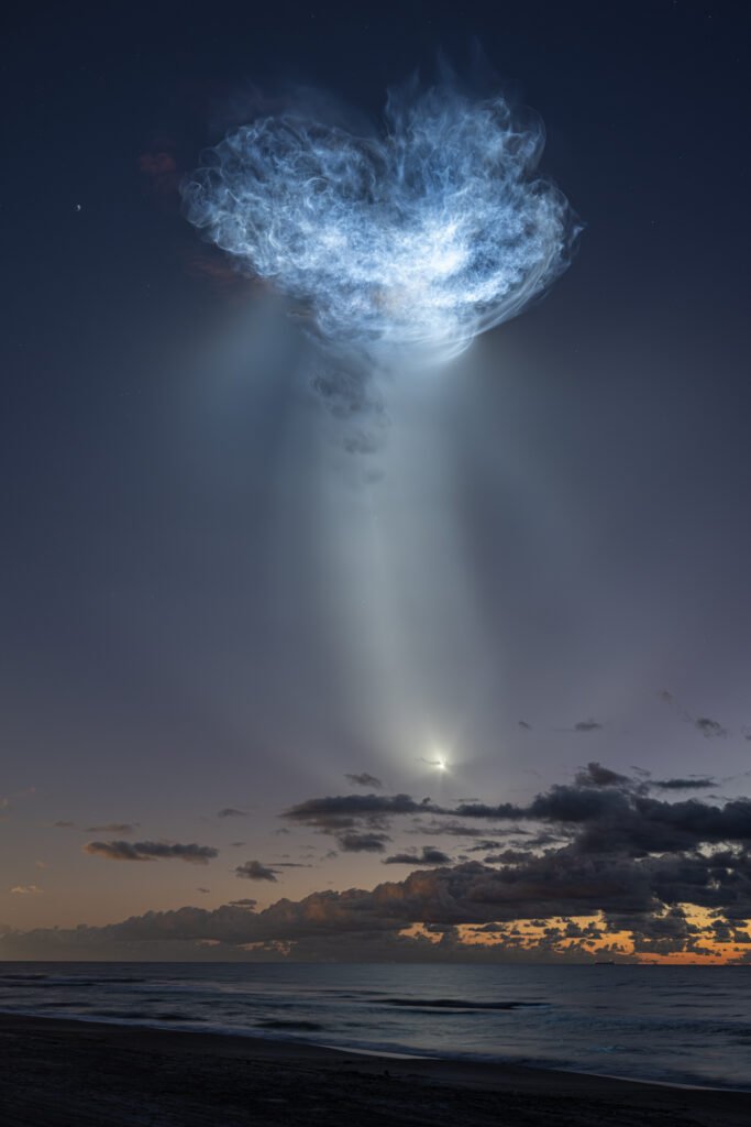 La estela luminosa del Falcon 9 en el lanzamiento de la misión CRS-35, el 13 de octubre de 2026. (Foto: NASA)
