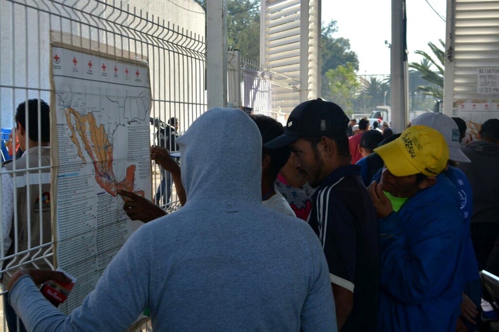 Migrantes consultando un mapa de México en un campamento temporal, Ciudad de México, noviembre de 2018