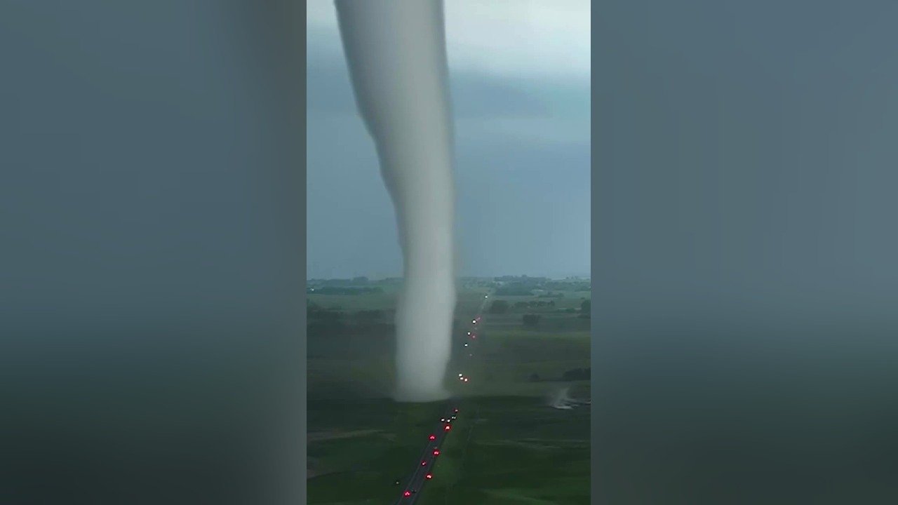 Dron capta el momento en que un tornado se detiene y gira hacia el tráfico en Dakota del Sur