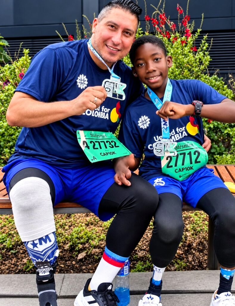 Jhon Jairo Montero Ramírez junto a un joven, ambos con medallas